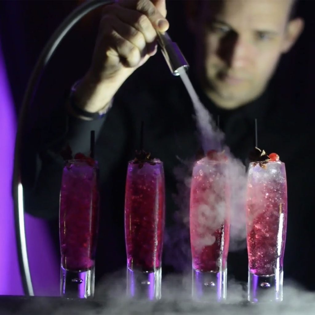 Service de Barmans avec La Vaporisation de Cocktails à Paris par Bar Instant